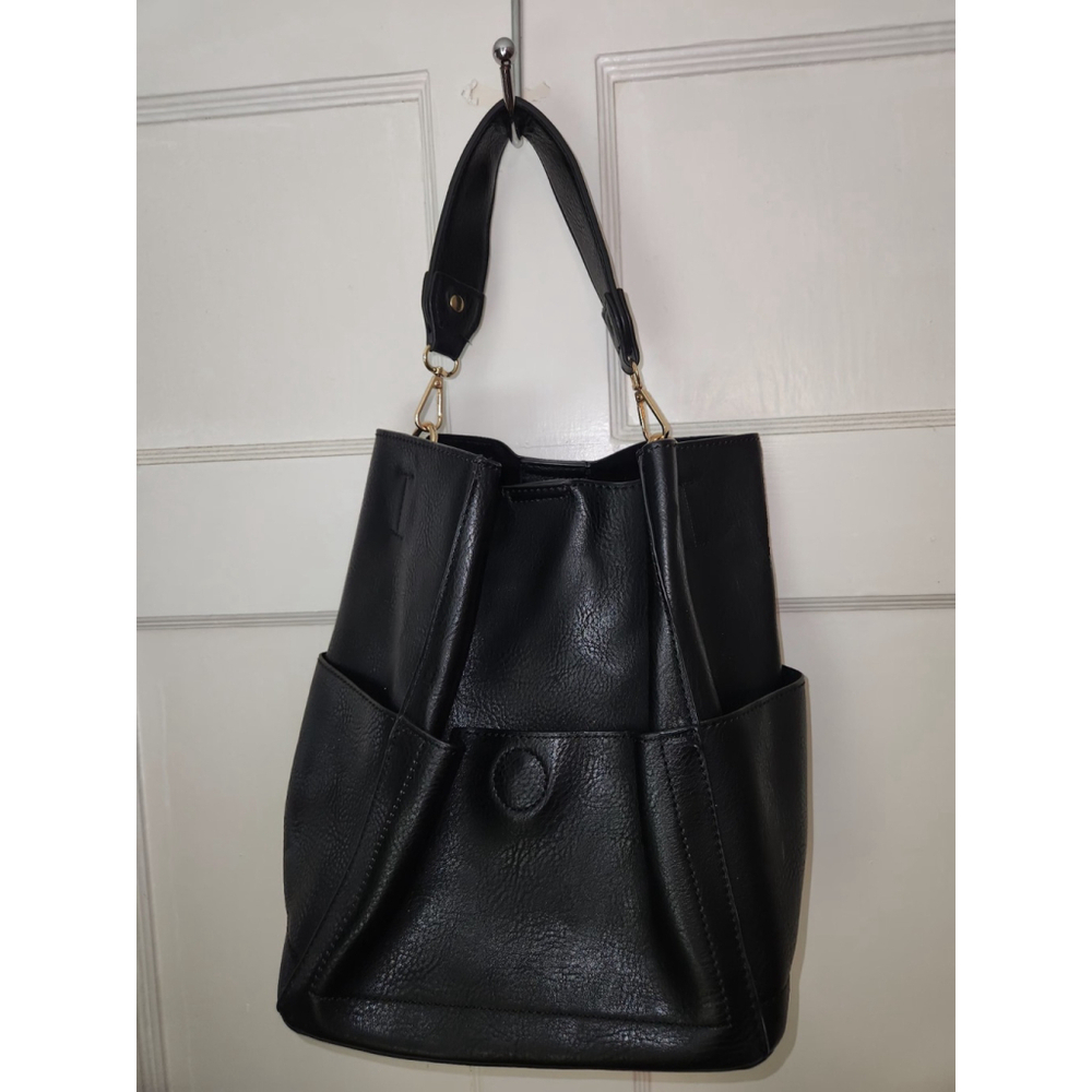 Jen & Co. vegan leather bucket bag In Black